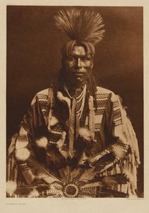 [Ein Piikani-Mann in traditioneller Kleidung] von Edward S. Curtis