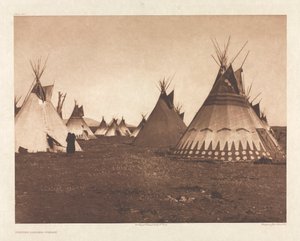 Portfolio VI, Platte 186: Bemalte Lodges - Piegan von Edward S. Curtis