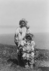 Ein kleines Kind und ein älterer Eskimo in Entenhautparkas, Insel Nunivak, Alaska, ca. 1929 (s/w Foto)