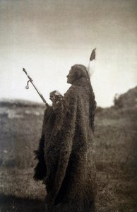 Amerikanische Indianer: Porträt eines Kriegers in Zeremonialkleidung von Edward Sheriff Curtis