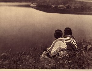 Eine ruhige Stunde - Ein Moment der Ruhe: Piegan-Indianer sitzen am Rand eines Gewässers. Foto aus Band 6 der Enzyklopädie von Edward S. Curtis (1868-1952) über die Indianer Nordamerikas, mit einem Vorwort von Theodore Roosevelt von Edward Sheriff Curtis