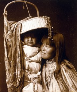 Apache-Mädchen und Papoose