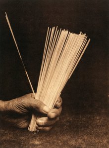 Nahaufnahme der Hand eines Indianers des Hupa-Stammes oder -Dorfes, der Wahrsagestäbe hält von Edward Sheriff Curtis