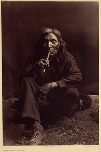 Krähenadler, Piegan. In alten Zeiten basierten ihre sozialen Beziehungen auf Bräuchen, die weitgehend Teil ihrer Religion waren. von Edward Sheriff Curtis