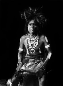 Hopi-Indianer, der ein Naja um den Hals trägt, Foto von Edward S. Curtis, ca. 1921 von Edward Sheriff Curtis