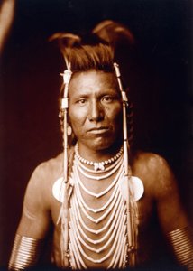 Indianerkrieger: Ben Long Ear ca. 1905, Foto von Edward S. Curtis von Edward Sheriff Curtis