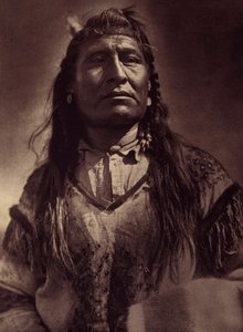 New Chest, Indian Piegan. Foto aus Band 6 der Enzyklopädie von Edward S. Curtis über die Indianer Nordamerikas, mit einem Vorwort von Theodore Roosevelt. Zwischen 1907 und 1930 wurden 20 Bände veröffentlicht. von Edward Sheriff Curtis
