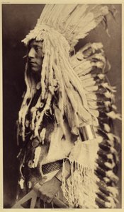 Alter Mensch, Piegan. Junge Männer verpassen keine Gelegenheit, bei öffentlichen Festen die Kleidung ihrer Krieger-Väter zu tragen. Foto aus Band 6 der Enzyklopädie von Edward S. Curtis (1868-1952) über die Indianer Nordamerikas von Edward Sheriff Curtis