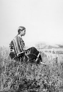 Piegan-Mädchen Tagträumend