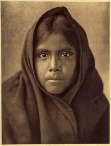Qahatika-Mädchen. Junges Qahatika-Mädchen. Diese Wüstenindianer leben etwa 60 Kilometer vom Pimas-Reservat (Arizona) entfernt. Foto aus Band 2 der Enzyklopädie von Edward S. Curtis (1868-1952) über die Indianer Nordamerikas, mit einem Vorwort von Theodore  von Edward Sheriff Curtis