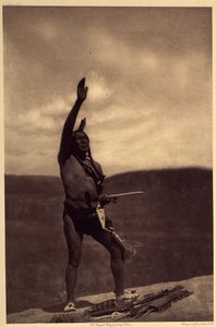 Sioux-Beschwörung. Heiligtümer sind meist große Felsbrocken oder andere Steine, die [...] mit mythischer Bedeutung aufgeladen waren. Priester und Kriegsherren gingen dorthin, um die Hilfe übernatürlicher Kräfte anzurufen. Der große Felsblock, auf dem di von Edward Sheriff Curtis