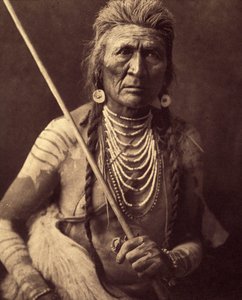 Wolf, Indianer Apsaroke (Wolf - Apsaroke auch manchmal Absaroke geschrieben) Foto aus Band 4 der Enzyklopädie von Edward S. Curtis (1868-1952) über die Indianer Nordamerikas, mit einem Vorwort von Theodore Roosevelt. Zwischen 1907 und 1930 von Edward Sheriff Curtis
