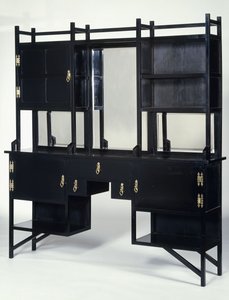 Ein William Watt ebonisierter Seitenschrank von Edward William Godwin