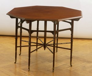 Achteckiger Tisch, hergestellt von Collinson und Lock, ca. 1875 von Edward William Godwin