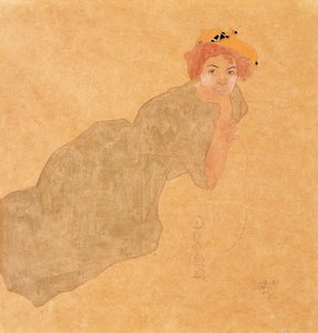 Mädchen im olivfarbenen Kleid mit aufgestütztem Arm