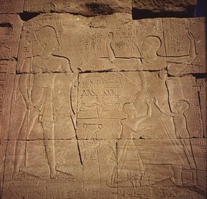 Relief, das einen Pharao und seine Familie darstellt von Egyptian