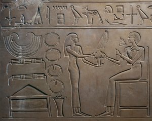 Detail eines Reliefs mit Diener, der der Königin Juwelen zeigt, vom Sarkophag der Königin Kawit, Tempel von Mentuhotep II, Deir el Bahari, Ägypten