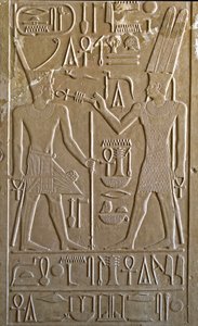Ägyptische Antike: Hieroglyphe, die Sesostris I. darstellt, wie er von den Händen Amon-Ras die Symbole des Lebens und der Gesundheit empfängt - Weiße Kapelle des Pharaos Sesostris I. (1962-1928 v. Chr.), 12. Dynastie, Heiligtum, das zu Ehren des Gottes Amo von Egyptian 12th Dynasty
