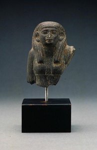 Kopf und Schultern einer Frau aus einer Gruppenstatue, wahrscheinlich eine Grabdyade, Mittleres Reich von Egyptian 12th Dynasty