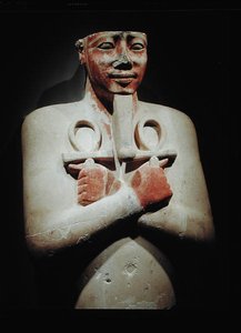 Statue von Sesostris I. (ca. 1918-1875 v. Chr.), der das Ankh in beiden Händen über seiner Brust hält, aus dem Tempel von Karnak, Neues Reich