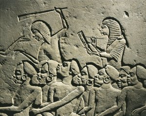 Eine Gruppe von Negroid-Gefangenen, umgeben von Wachen mit Keulen, während ein Schreiber einen Bericht erstellt. Relief aus dem Grab von Horemheb in Saqqara, Detail von Egyptian 18th Dynasty