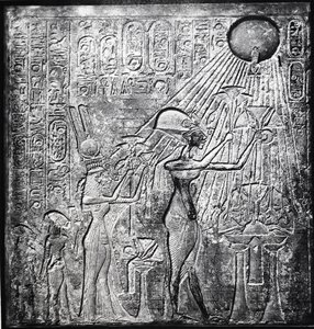 Echnaton (Amenhotep IV) ketzerischer Pharao, regierte ab ca. 150 v. Chr., hier mit Nofretete und ihren zwei Töchtern, die der Sonne Geschenke darbringen. Relief ursprünglich im Sonnentempel, Theben. Leinenkleidung von Egyptian 18th Dynasty