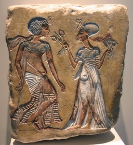 Echnaton (regierte 1353-1336 v. Chr.) und Nofretete (ca. 1370-1330 v. Chr.), Große Königliche Gemahlin des ägyptischen Pharaos Echnaton. Relief im Ägyptischen Museum im Alten Museum Berlin. von Egyptian 18th Dynasty