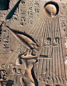 Antike ägyptische Antiquität: Basrelief, das Amenophis IV (Echnaton oder Amenhotep) (1352-1338 v. Chr.) und seine Familie zeigt, die dem Gott Aton huldigen. Detail, das den Pharao darstellt. 1364-1347 v. Chr. (Kalkstein)