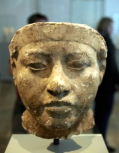 Büste der Nofretete (ca. 1370-1330 v. Chr.), Große Königliche Gemahlin des ägyptischen Pharaos Echnaton. Nofretete und ihr Mann waren für eine religiöse Revolution bekannt. Sie begannen, nur einen Gott zu verehren, Aten, die Sonnenscheibe. von Egyptian 18th Dynasty
