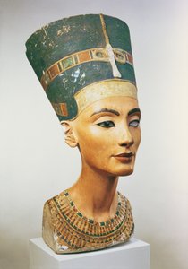 Büste der Königin Nofretete, aus dem Atelier des Bildhauers Thutmosis in Tell el-Amarna (bemalter Kalkstein)