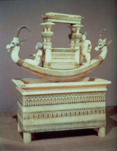 Truhe mit einem Boot, dekoriert mit zwei Köpfen eines syrischen Steinbocks und zwei weiblichen Figuren, die als Prinzessin Mutnedjmet angesehen werden, aus dem Grab von Tutanchamun (ca. 1370-52 v. Chr.) Neues Reich (Alabaster) von Egyptian 18th Dynasty