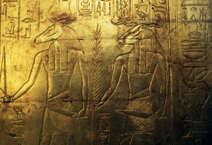 Götter, Gravur der Rückwand der dritten Grabkapelle, mit Gold bedeckt, Schatzkammer von Tutanchamun, Ägypten, ägyptische Zivilisation, Neues Reich, XVIII. Dynastie