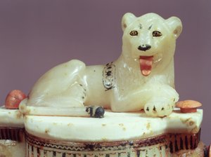 Detail des Deckels eines Salbgefäßes mit einer Figur des Königs als Löwe, aus dem Grab von Tutanchamun (ca. 1370-52 v. Chr.) Neues Reich (bemalter Alabaster) von Egyptian 18th Dynasty
