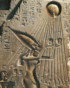 Ägypten, Tell el-Amarna, Basrelief, das Amenhotep IV (Pharao Echnaton, ca. 1360-1342) beim Anbeten der Sonnenscheibe darstellt, achtzehnte Dynastie, Neues Reich