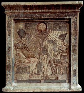 Ägyptische Königin Nofretete (1353-1336 v. Chr.) mit Pharao Amenophis IV (Echnaton oder Amenhotep) (1352-1338 v. Chr.) und ihren Kindern. Flachrelief. 18. Dynastie, Neues Reich. Kairo, Ägyptisches Museum