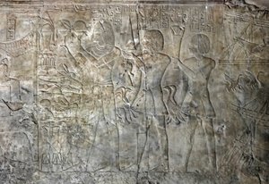 Ägyptische Antike: Verbindungen aus dem Grab von Kha em Het (Khaemhat), Inspektor der Speicher und Schreiber am Hof von Amenophis III. (TT57), die Träger von Opfergaben darstellen. 18. Dynastie. 1530-1290 v. Chr. Tal der Adligen. Luxor, Westufer, Ägypten von Egyptian 18th Dynasty