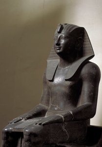 Ägyptische Antike: Skulptur aus Basanit, die den Herrscher Thutmosis III darstellt, 18. Dynastie. Turin, Ägyptisches Museum