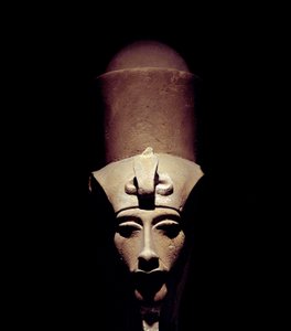 Ägyptische Antiquität: Statue von Amenhotep IV mit der Doppelkrone. Detail der Skulptur. Aus dem Tempel des Amun-Ra in Theben. Luxor-Museum, Ägypten von Egyptian 18th Dynasty