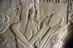 Ägyptische Antike: junge Mädchen, die Opfergaben darbringen. Grab von Kherouef (TT192) (18. Dynastie)