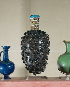 Flasche. Solche Gefäße wurden hergestellt, indem eine Matrix in geschmolzenes Glas getaucht wurde von Egyptian 18th Dynasty