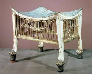 Fußschemel, der vom Kinderkönig zu Beginn seiner Herrschaft benutzt wurde, aus dem Grab von Tutanchamun (ca. 1370-52 v. Chr.) Neues Reich (bemaltes und vergoldetes Holz)