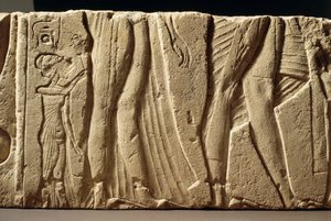 Fragment einer geschnitzten Wand, die eine Prinzessin darstellt, die ihre Eltern mit dem Sohn von Echnaton begleitet, aus Hermopolis von Egyptian 18th Dynasty