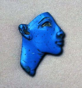 Fragment eines königlichen Kopfes, aus Amarna, Neues Reich (Detail) von Egyptian 18th Dynasty