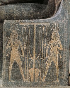 Granit-Skulpturengruppe mit Horemheb, der Gott Atum Opfer darbringt, Detail des Thrones von Atum mit Seth und Horus von Egyptian 18th Dynasty
