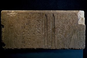 Hatschepsut und ihre Obelisken, Quarzitblock, aus dem Tempel des Amun in Karnak, Ägyptische Zivilisation, Neues Reich, Dynastie XVIII von Egyptian 18th Dynasty