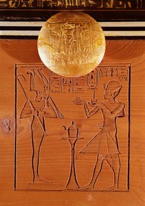 Tragbare Truhe, Detail von Tutanchamun (ca. 1370-1352 v. Chr.), der Osiris ein Opfer darbringt, aus dem Grab von Tutanchamun, Neues Reich (Ebenholz, Elfenbein, Holz & Bronze) von Egyptian 18th Dynasty