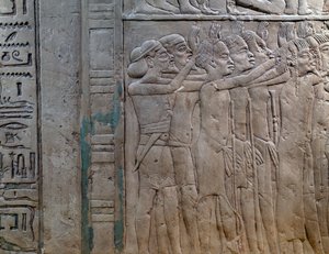 Prinzen von Nubien, Libyen, Syrien und Palästina kommen, um dem König zu huldigen, Basrelief in Kalkstein, aus dem memphitischen Grab von Horemheb in Saqqara, ägyptische Zivilisation, Neues Reich, Dynastie XVIII von Egyptian 18th Dynasty