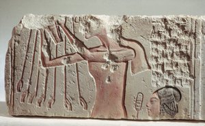 Relief, das Akenhaten und seine Tochter zeigt, die dem Aten Opfer darbringen, Neues Reich, ca. 1352-1336 v. Chr. (Kalkstein)