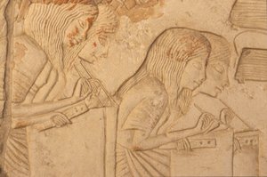 Relief, das Schreiber bei der Arbeit darstellt, aus dem Grab von Horemheb (ca. 1323-1295 v. Chr.) Neues Reich (Wandmalerei) (Detail von 218338) von Egyptian 18th Dynasty