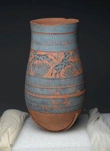 Tränenförmige Vase mit bemalten Designs von Jungfrauen, Kühen und Sumpfpflanzen, Neues Reich, ca. 1390-1353 v. Chr. von Egyptian 18th Dynasty